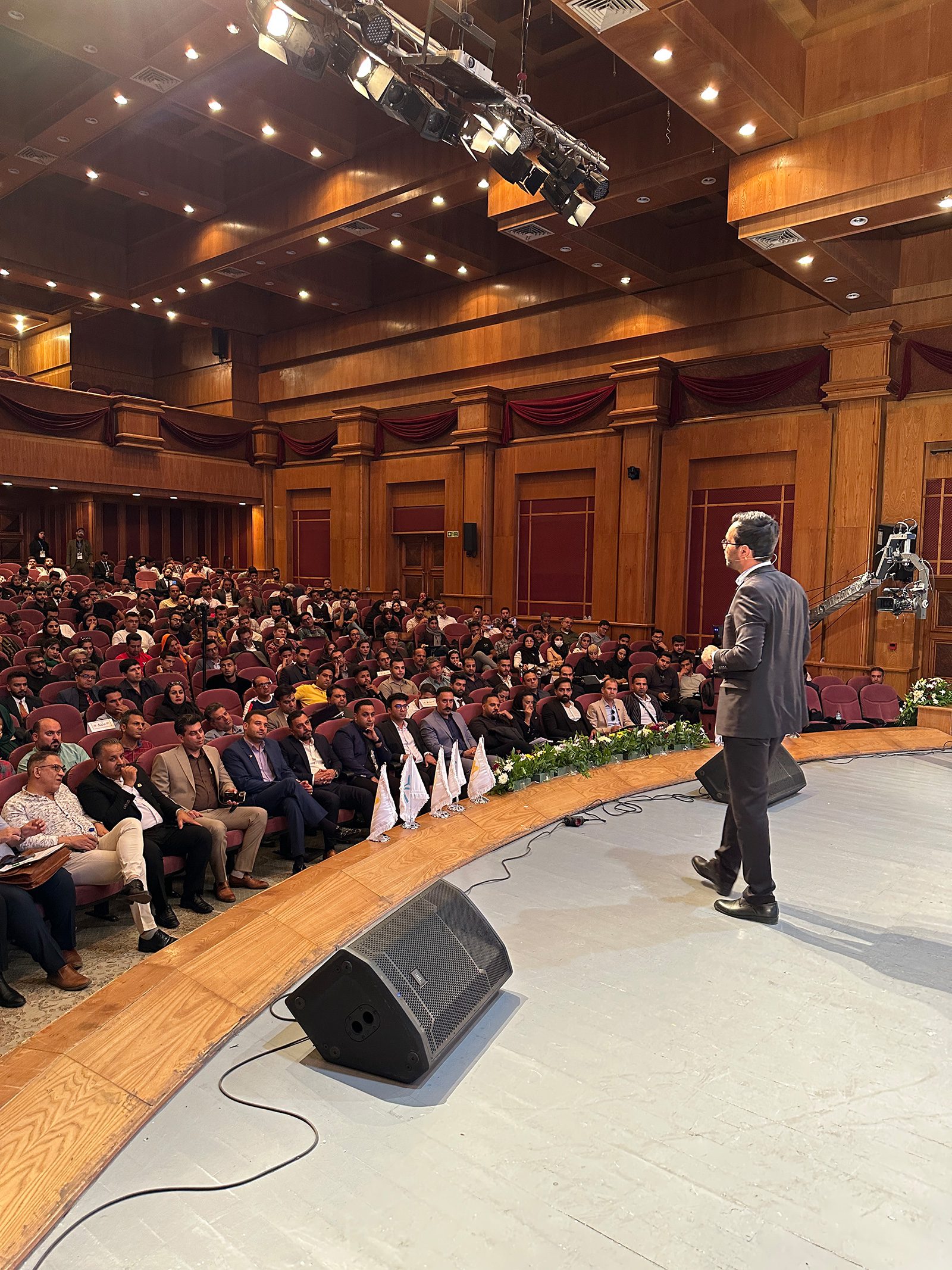 مهدی فارسی - کانون آموزش مشاورین املاک روی استیج